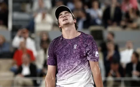João Fonseca luta, mas dá adeus a Roland Garros após revés para Mensik