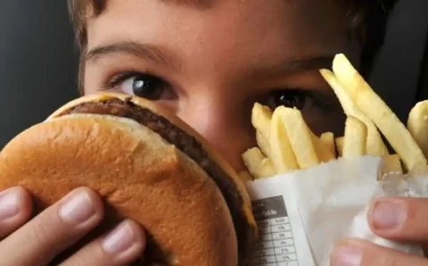 Excesso de telas contribui para obesidade de jovens, diz nutricionista