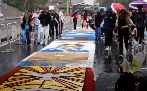 Fiéis enfrentam chuva para fazer tapetes de Corpus Christi no Rio