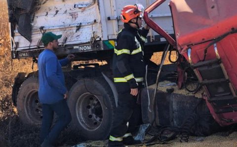 Corpo de Bombeiros retira vítima presa às ferragens após acidente entre carretas na MT-438