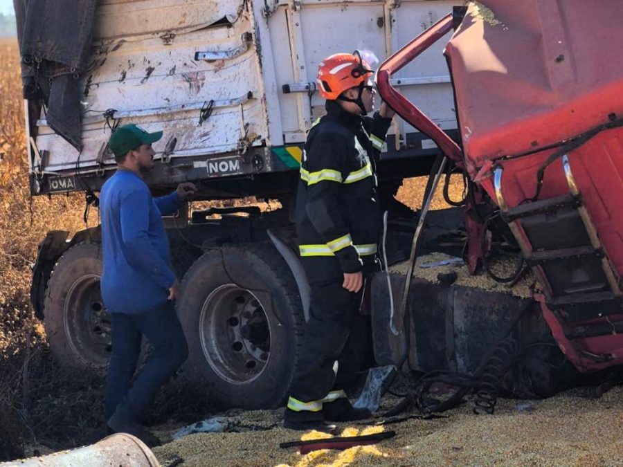 Corpo de Bombeiros retira vítima presa às ferragens após acidente entre carretas na MT-438