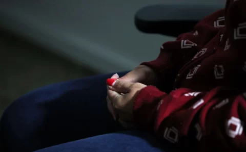 Após anos de violência, mulher recomeça com apoio do Centro de Atenção às Vítimas