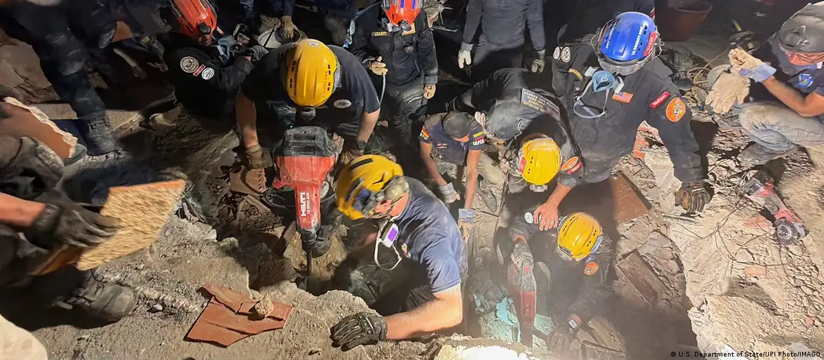 Equipes de resgate correm contra o tempo na Venezuela