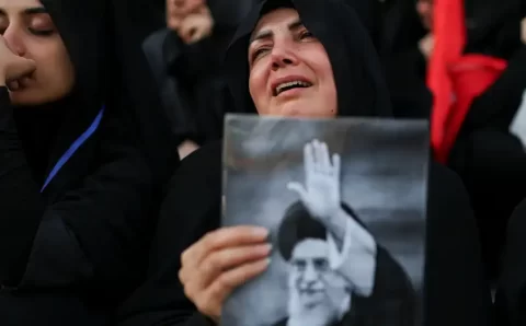 Irã transforma funeral de Khamenei em demonstração de poder