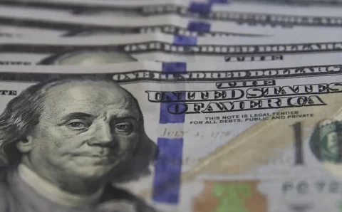 Dólar supera R$ 5,20, e bolsa cai com expectativa por juros nos EUA