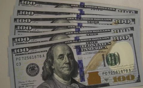 Dólar cai a R$ 5,13, e bolsa recua em dia de ajuste no mercado
