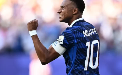 De pênalti, França vence retranca do Paraguai e se classifica na Copa
